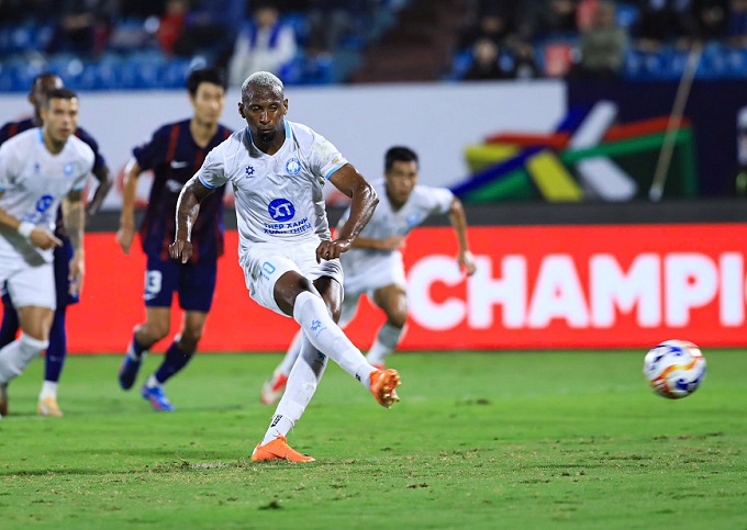 Nam Định đã không thể bỏ túi 3 điểm trên sân nhà. Ảnh: Đức Cường 