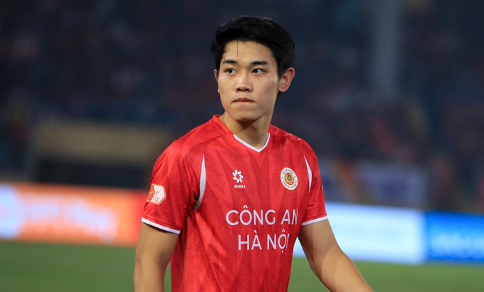 Đình Bác ngồi dự bị khi CAHN tiếp Ninh Bình. Ảnh - Đức Cường