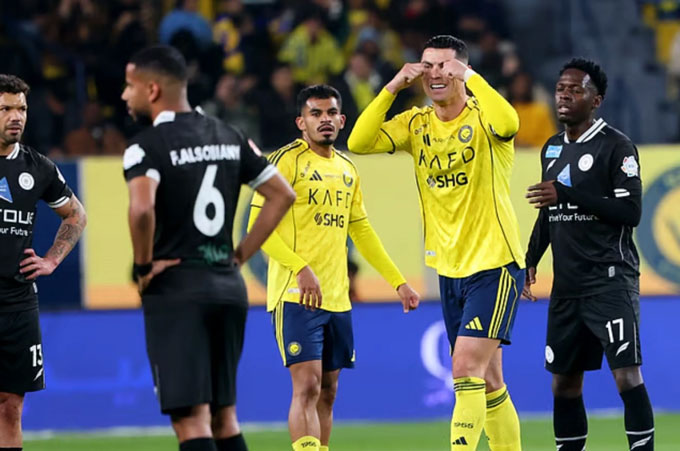 Ronaldo có sinh nhật không mấy vui vẻ