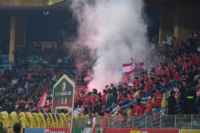 Các CĐV Hải Phòng thường quá khích trên sân Hàng Đẫy. Ảnh: Đức Cường 