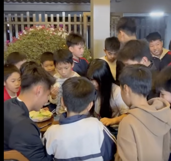 Rất đông các CĐV nhí đến nhà chào đón Hiểu Minh trở về