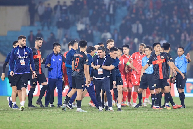 Ninh Bình vẫn chưa nguôi bức xúc sau trận thua CAHN. Ảnh: Minh Tuấn 