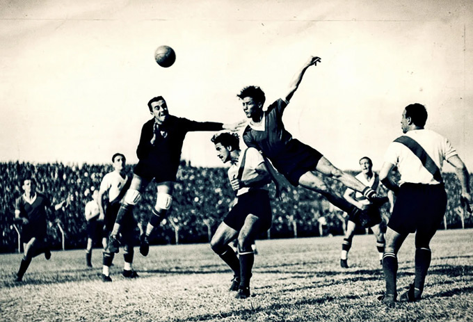 Monti (trái) trong một pha tranh chấp bóng bổng