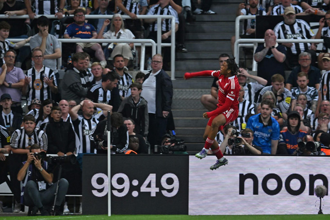 Ngumoha ăn mừng khi xé lưới Newcastle