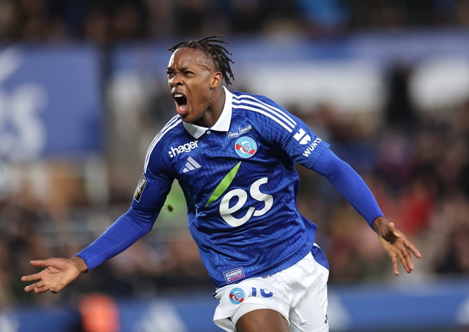 Emmanuel Emegha sẽ rời Strasbourg để gia nhập Chelsea trong mùa Hè 2026