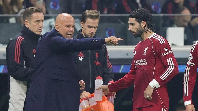 Nhưng vị trí hậu vệ phải cũng đang là vấn đề, khi HLV Arne Slot phải kéo tiền vệ Dominik Szoboszlai về đảm nhiệm