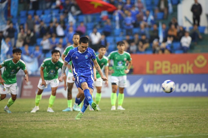 Cú đá phạt đền của Văn Hiếu cân bằng tỷ số 1-1 cho Quảng Ninh. Ảnh: Đức Cường 