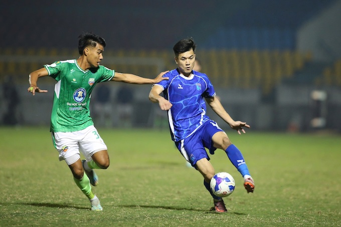 Pha tranh bóng của cầu thủ Quảng Ninh và ĐH Văn Hiến. Ảnh: Đức Cường 