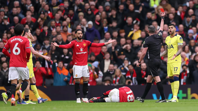 Tấm thẻ đỏ của Romero là bước ngoặt của trận đấu