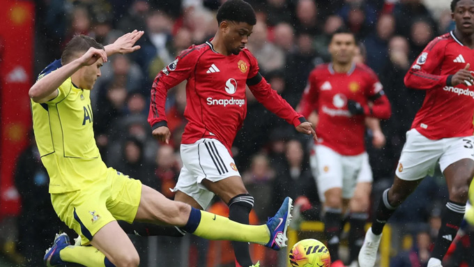 Pha bóng gây tranh cãi giữa MU và Tottenham
