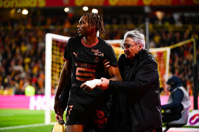 Jacquet phải rời sân trong đau đớn