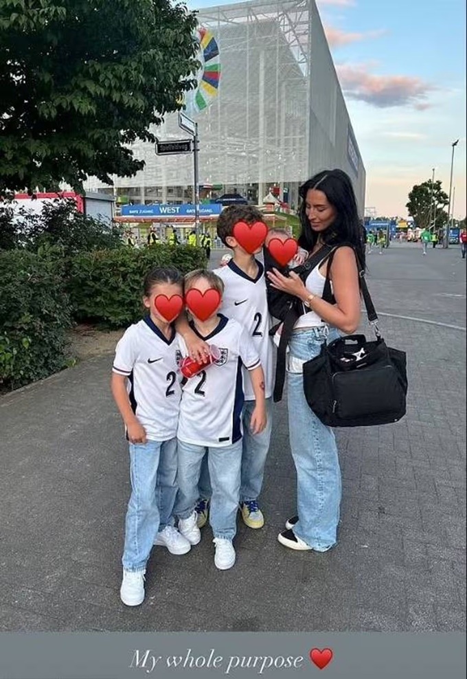 Annie đã có 4 con trai với hậu vệ phải người Anh