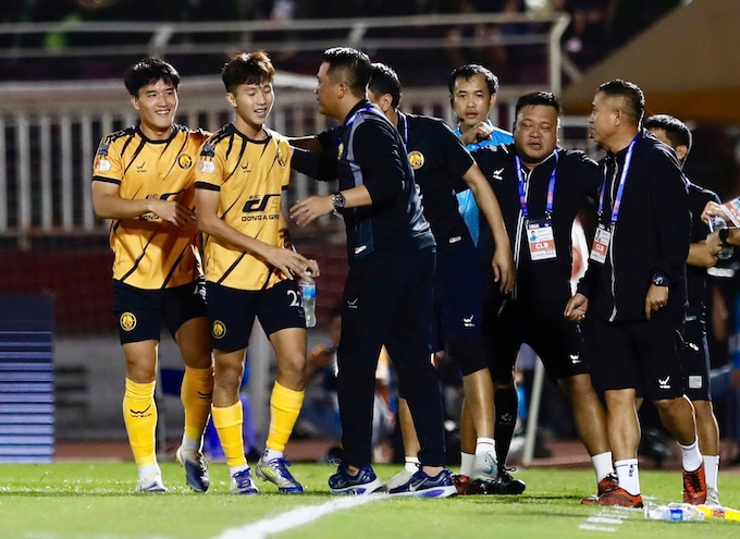 Niềm vui của thầy trò đội Thanh Hoá sau trận thắng. Ảnh: Anh Khoa 