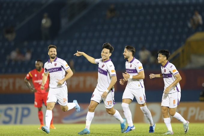 Niềm vui của Tấn tài khi có bàn thắng mở tỷ số ở vòng 13. Ảnh: Quốc An