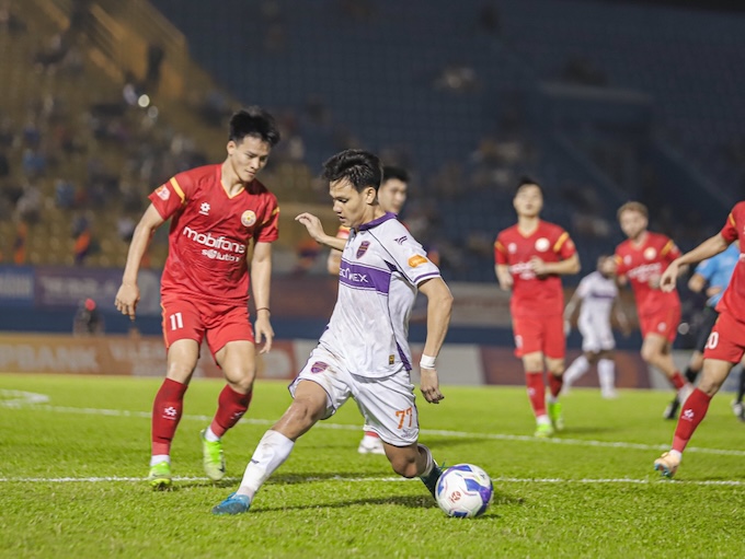Tấn Tài đã có một trận đấu ấn tượng và ghi bàn thắng, nhưng rất tiếc Becamex TP.HCM lại thua. Ảnh: Quốc An