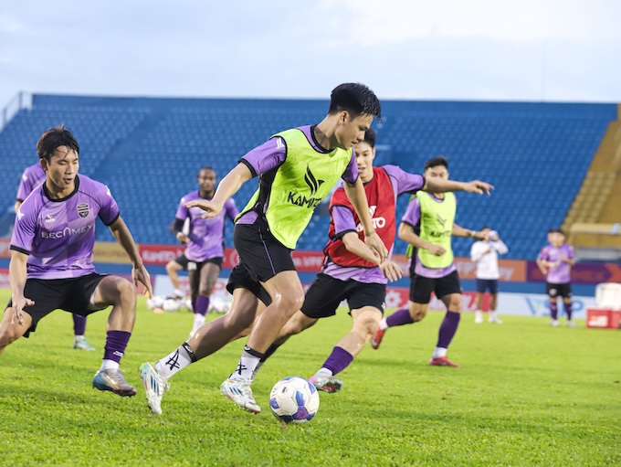 Tấn Tài trong buổi tập cùng các đồng đội ở Becamex TP.HCM hồi tháng 9/2025. Ảnh: Anh Khoa