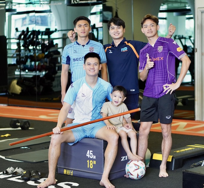 Tấn Tài tập hồi phục cùng 2 đồng đội Vĩ Hào và Việt Cường. Ảnh: FBNV