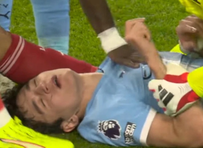 Khusanov bị choáng sau va chạm