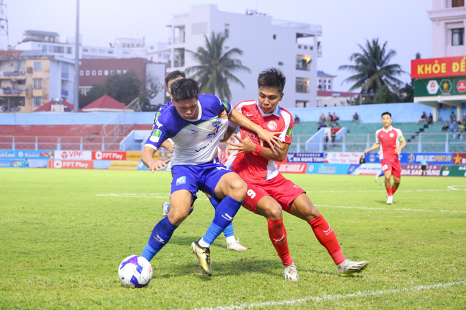 TP.HCM (phải) cũng là ứng viên chọn tấm vé tham dự play-off
