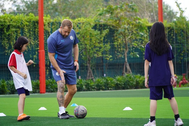 Thầy Dan Cook từ Manchester City Football School trực tiếp dẫn dắt các tài năng trẻ theo triết lý bóng đá tấn công và tư duy chiến thuật đỉnh cao
