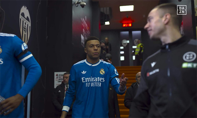 Kylian Mbappe "var" với trọng tài thứ tư ở trận gặp Valencia