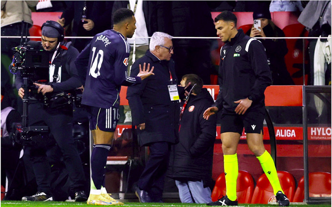 Mbappe từng va chạm với trọng tài trong trận gặp Girona