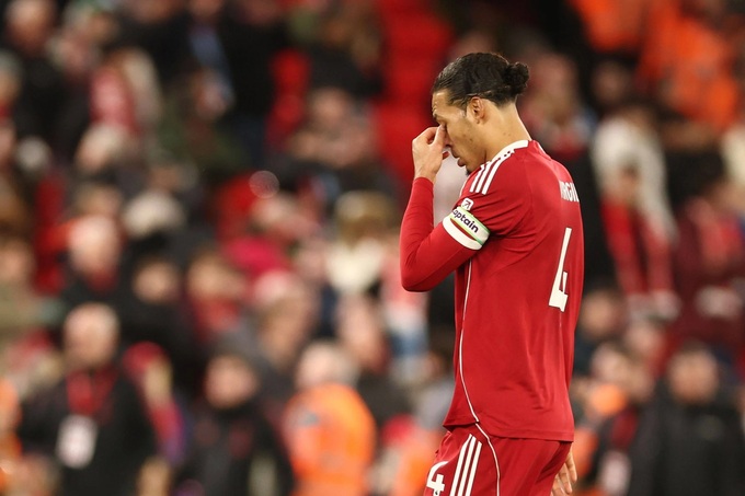 Thủ quân Virgil van Dijk bất lực trước những bàn thua muộn của đội nhà