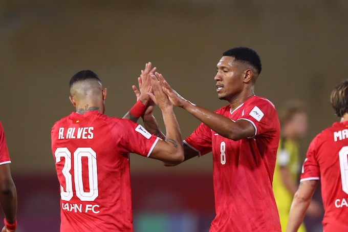 Các ngoại binh của CAHN ăn mừng bàn nâng tỷ số lên 3-0. Ảnh: Minh Tuấn 