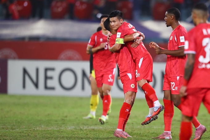 Niềm vui của Quang Hải và đồng đội khi có 2 bàn thắng cho CAHN - Ảnh: Minh Tuấn 