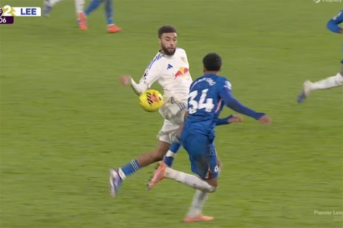 Các cầu thủ Chelsea cho rằng Leeds đã được tặng một bàn thắng