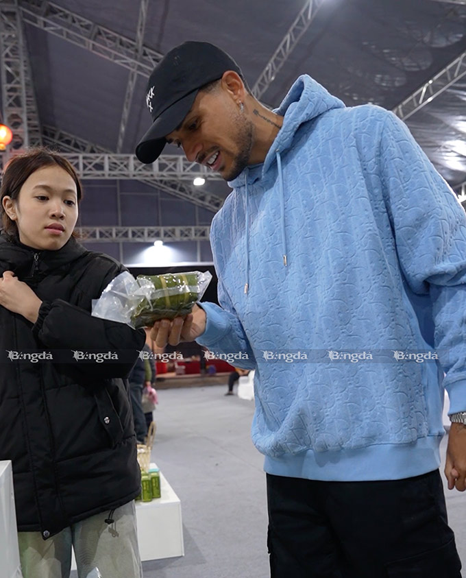 Đỗ Hoàng Hên tìm kiếm bánh chưng chay - Ảnh: Quốc Việt