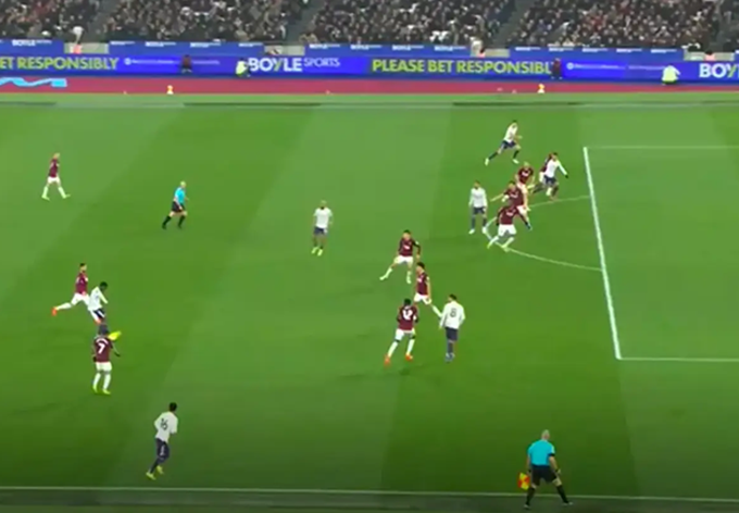 Casemiro việt vị rõ ràng ở pha bóng này