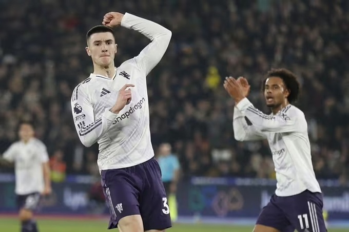 Benjamin Sesko ghi bàn ở những phút bù giờ để giúp MU thoát thua