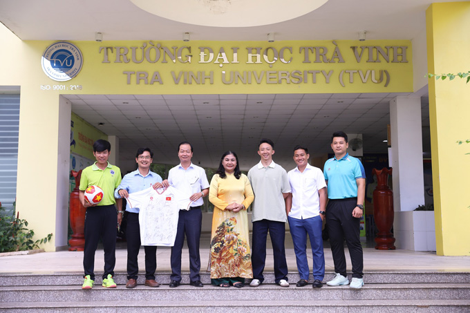 Tiền vệ của ĐT Việt Nam chụp hình lưu niệm cùng thầy cô tại Trường Đại học Trà Vinh