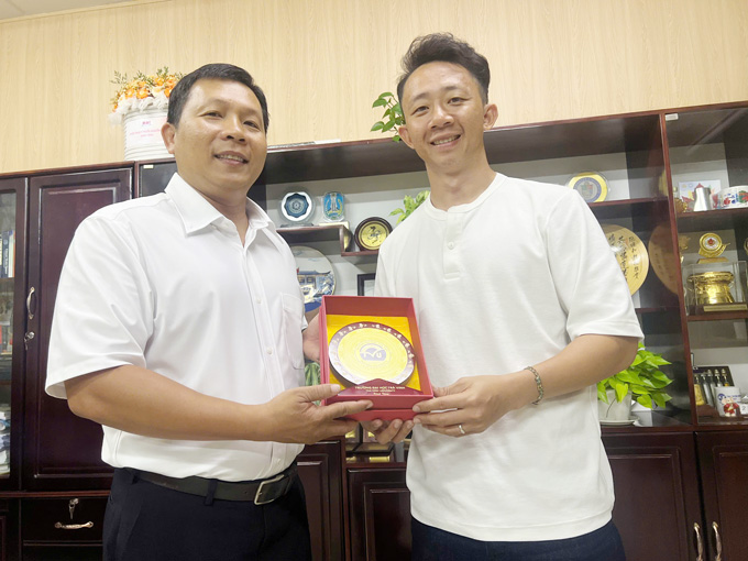 Phó Giáo sư, Tiến sĩ Nguyễn Minh Hòa – Hiệu trưởng Trường Đại học Trà Vinh trao kỷ niệm chương cho Châu Ngọc Quang