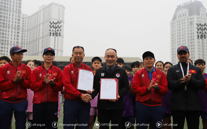 Tổng Thư ký VFF Nguyễn Văn Phú đã tiến hành trao hợp đồng và chúc mừng HLV Okiyama Masahiko