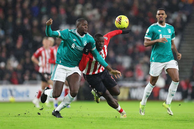 Liverpool gặp nhiều khó khăn trước chủ nhà Sunderland