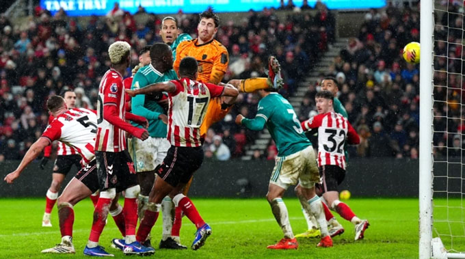 Phải tới phút 61, Liverpool mới có bàn mở tỷ số nhờ công của Van Dijk