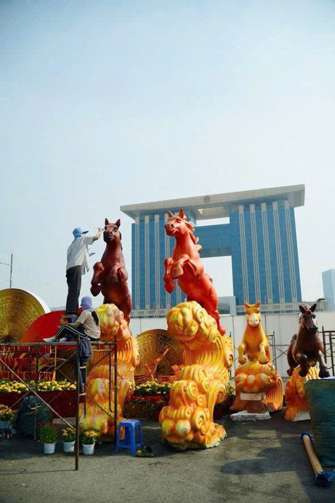 Nghệ nhân thực hiện công đoạn hoàn thiện linh vật trang trí, góp phần tạo nên điểm nhấn cho đường hoa