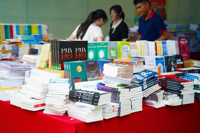 Nhiều ấn phẩn độc đáo được trưng bày tại các gian hàng sách phục vụ nhu cầu tham quan, đọc và mua sách của người dân tại Lễ hội Đường sách Tết Bính Ngọ 2026