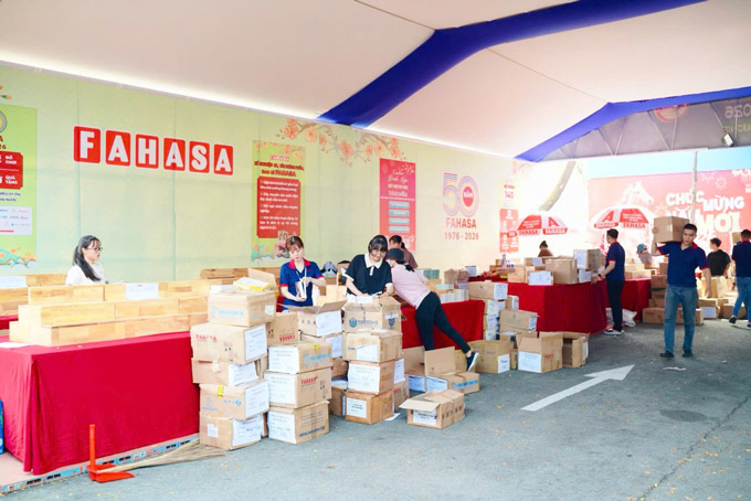 Các đơn vị nhà sách chuẩn bị gian hàng phục vụ bạn đọc tại Lễ hội