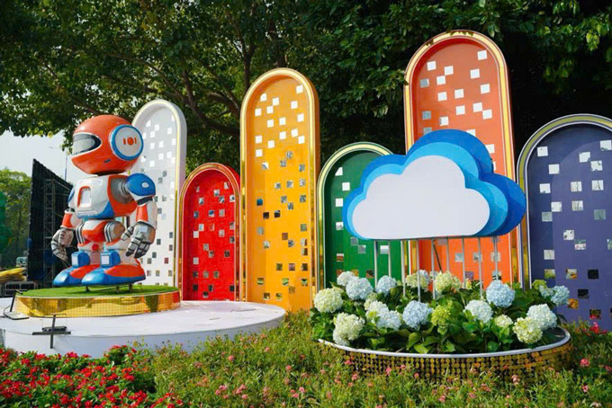 Tiểu cảnh trang trí hiện đại kết hợp mô hình sáng tạo, mang màu sắc trẻ trung tại đường hoa phục vụ người dân du xuân