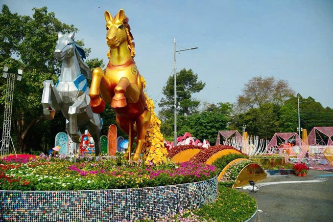 Không gian đường hoa Tết với đại cảnh linh vật ngựa và tiểu cảnh hoa xuân rực rỡ, tạo điểm nhấn cho du khách tham quan, chụp ảnh đang dần hoàn thiện trước ngày khai mạc