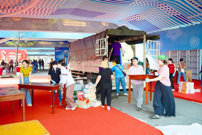 Ban tổ chức đang khẩn trương thi công, trang trí và hoàn thiện các hạng mục tại khu vực Đường sách Tết Bính Ngọ 2026 để phục vụ nhân dân tham quan, vui Xuân