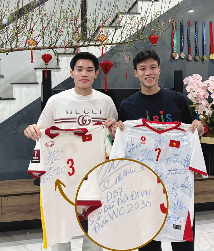 Quế Ngọc Hải tặng áo người đàn em cũng lời gửi gắm đặc biệt mong Đình Bắc có thể dẫn dắt ĐT Việt Nam dự World Cup 2030 