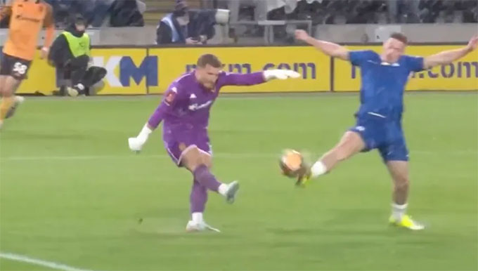 Delap cướp được bóng của thủ môn đối phương nhưng lại không thể ghi bàn