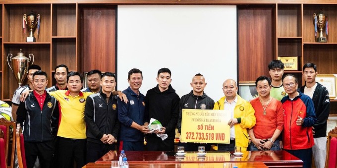 Cầu thủ Thanh Hóa nhận tiền ủng hộ của người hâm mộ