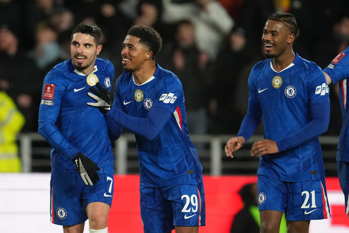 Neto tỏa sáng trong vai trò hộ công ngay sau tiền đạo