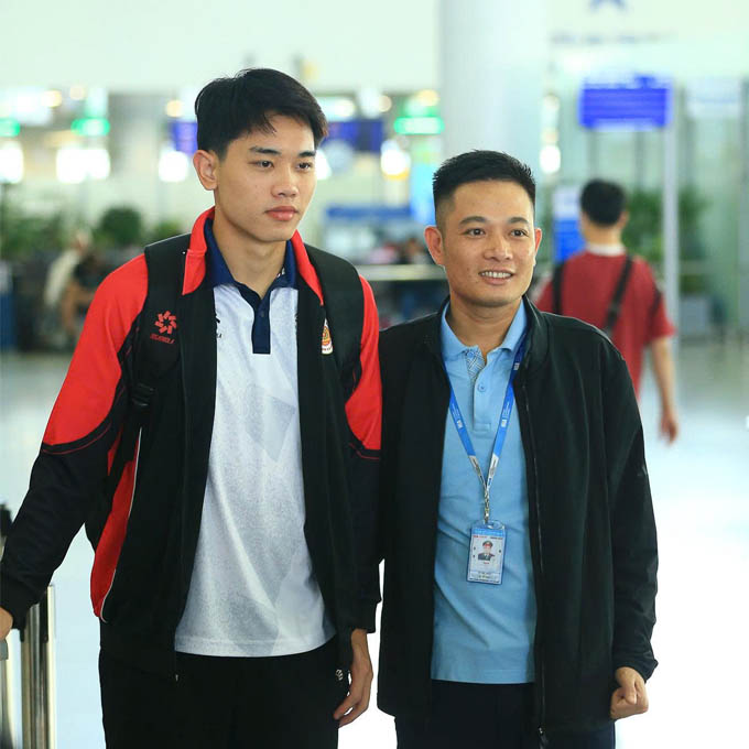 Đình Bắc chụp lưu niệm với fan hâm mộ trước khi sang Singapore