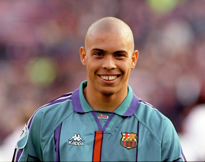 Ronaldo (Brazil) khoác áo Barca ở mùa giải 1996/97 trước khi rời sang Inter ở tuổi 20